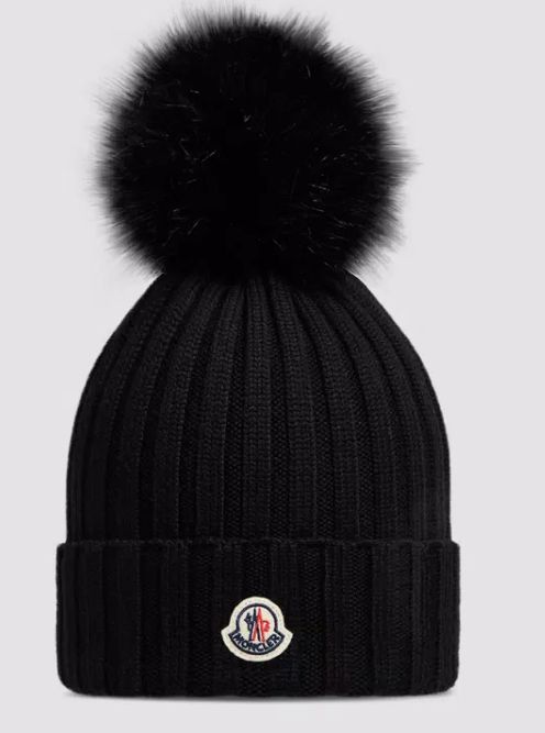 MONCLER ポンポン付きニット帽 - メルカリ