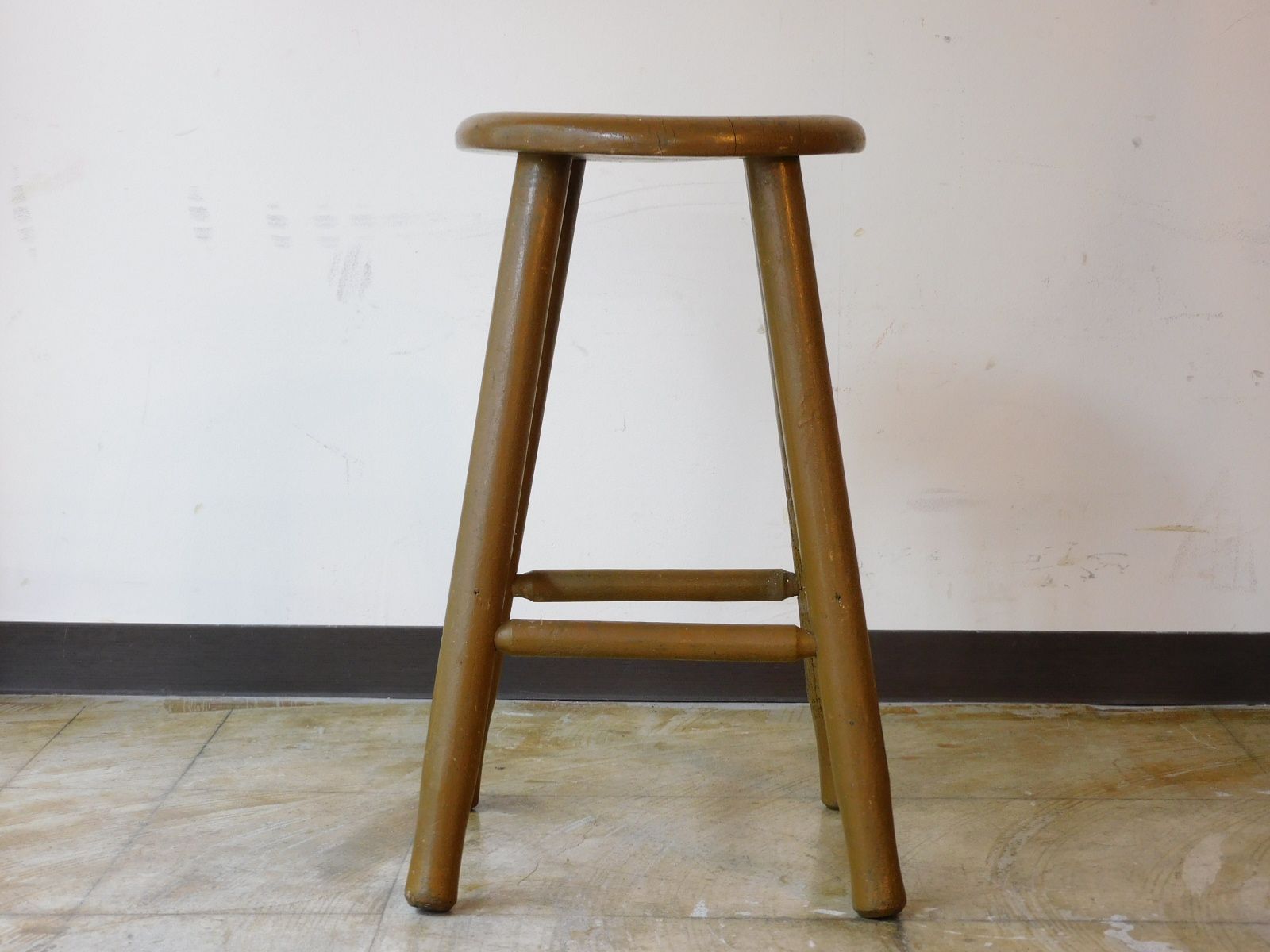 ふるい木味 一枚板座面 丸椅子・スツール HK-a-04034 / ブナ