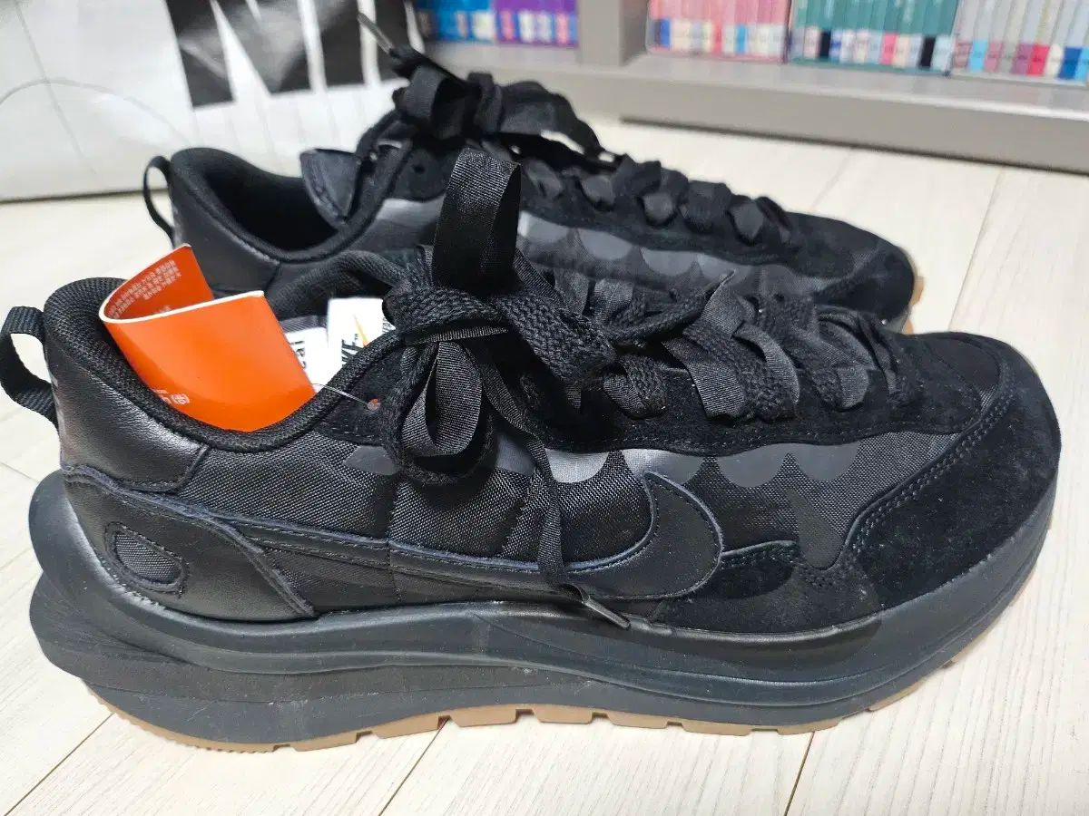 新品 NIKE(ナイキ) sacai(サカイ) ヴェイパーワッフル ブラック u0026 ガム