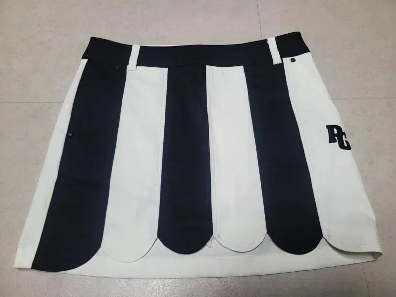 PEARLY GATES パーリーゲイツ　バックフリルスカート PEARLY GATES(パーリーゲイツ) 黒 白 フリル 注文 ゴルフスカート 63