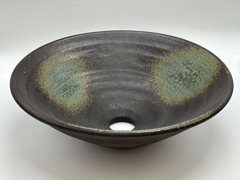 となります 美濃焼 真山窯 陶器 手洗鉢 灰釉 中型 31×H11cm 金具付き 経済産業省受賞 陶工職人の手作りによって作られてます