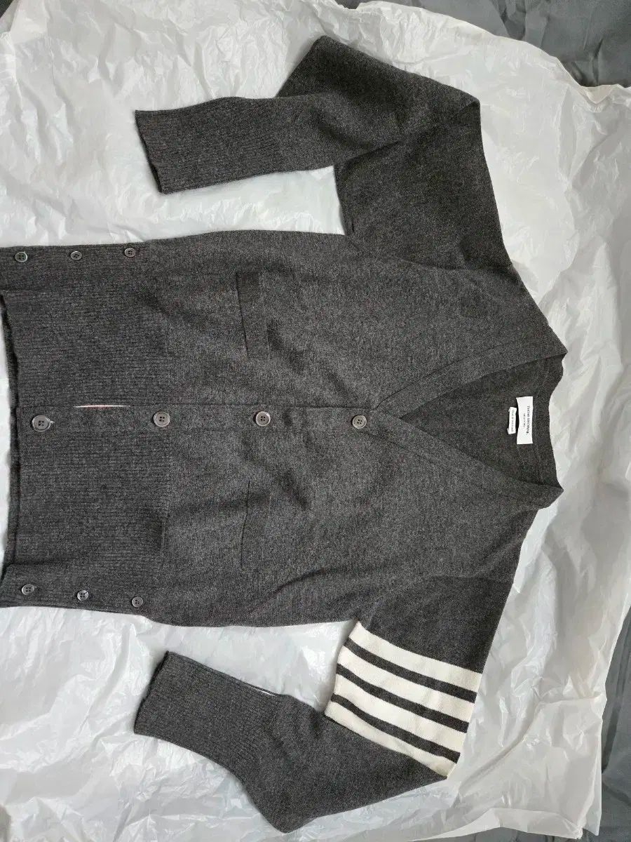 新品 Thom Browne(トム・ブラウン) カシミア カーディガン (ミッドグレー 4 サイズ