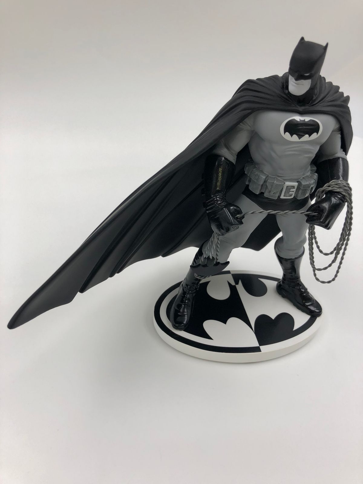 【中古】開封 DCコレクティブルズ バットマン ブラック＆ホワイト スタチュー：デイビット・マッツッケッリ 2nd エディション[17][240017702182] 中古】開封 DCコレクティブルズ バットマン ブラック＆ホワイト