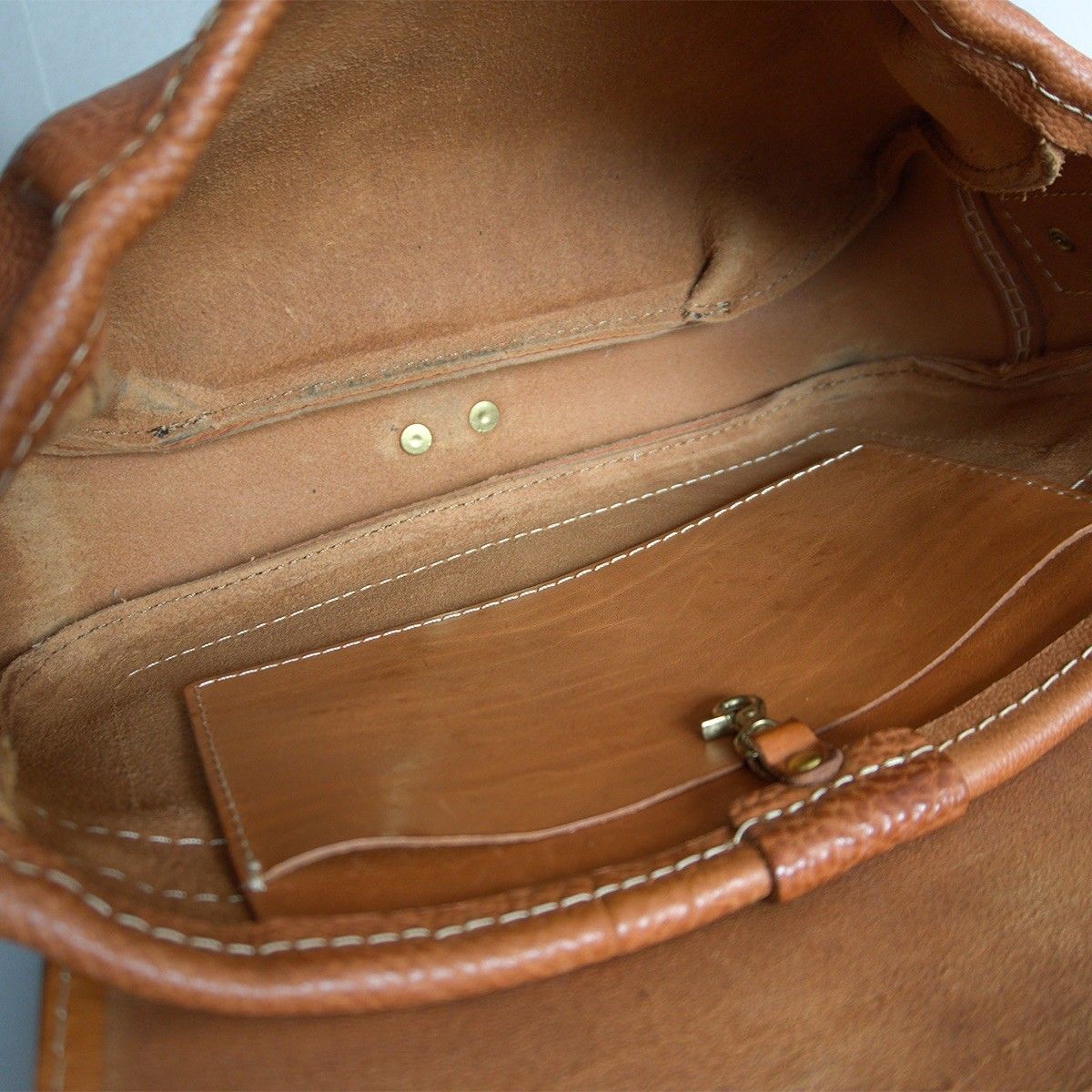 海外通販！ HERZ ヘルツ 総かぶせのメッセンジャーバッグ CM-141 Mサイズ レザー ショルダー 25090585