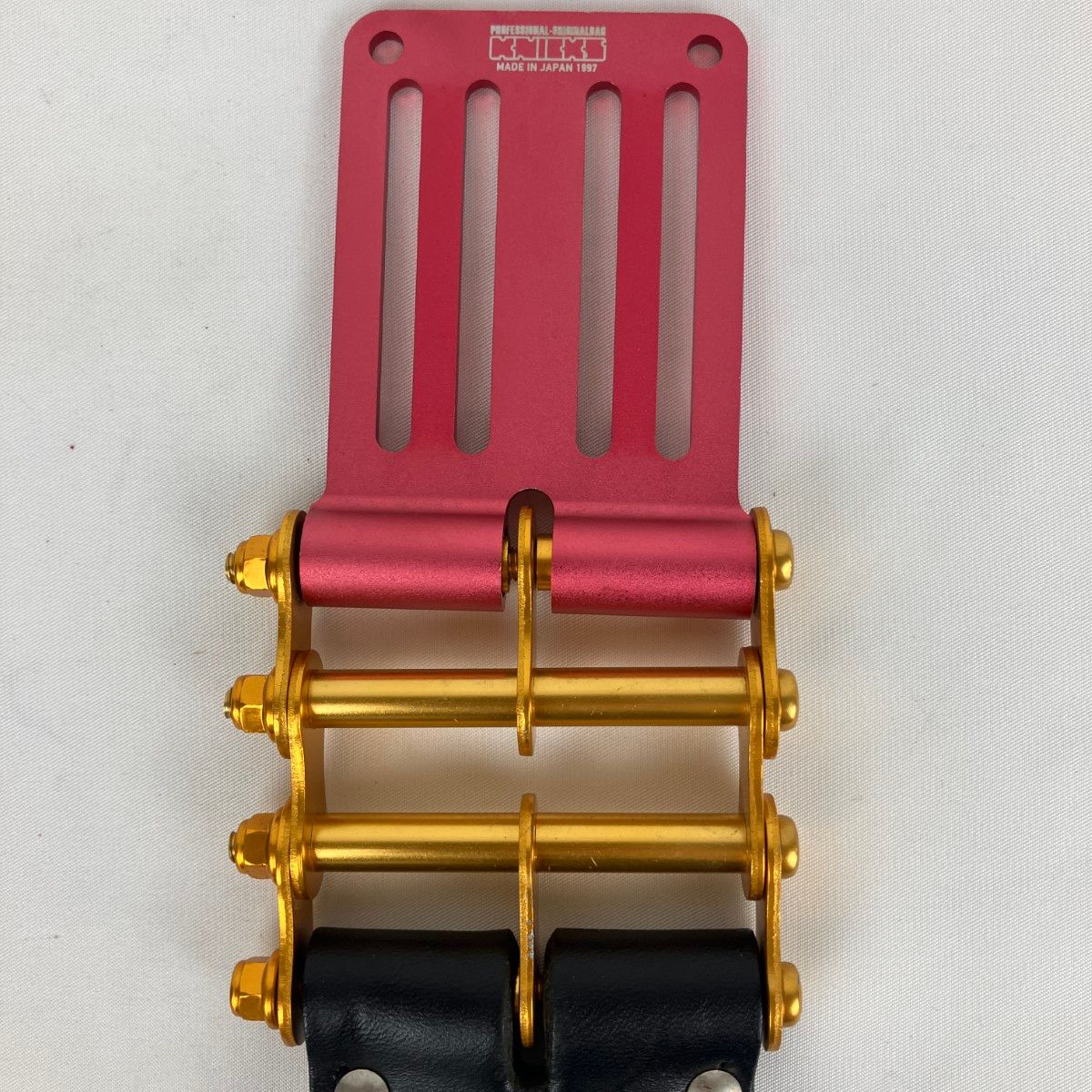 ЗЗKNICKS 5分～1寸用 ヌメ革 ノミホルダー ベルトループ・チェーン金具付き KB-010DX ブラック×レッド×ゴールド ЗЗKNICKS 5分～1寸用 ヌメ革 ノミホルダー ベルトループ・チェーン金具