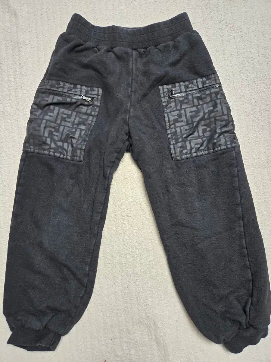 フェンディキッズ トレーニングパンツ 10y