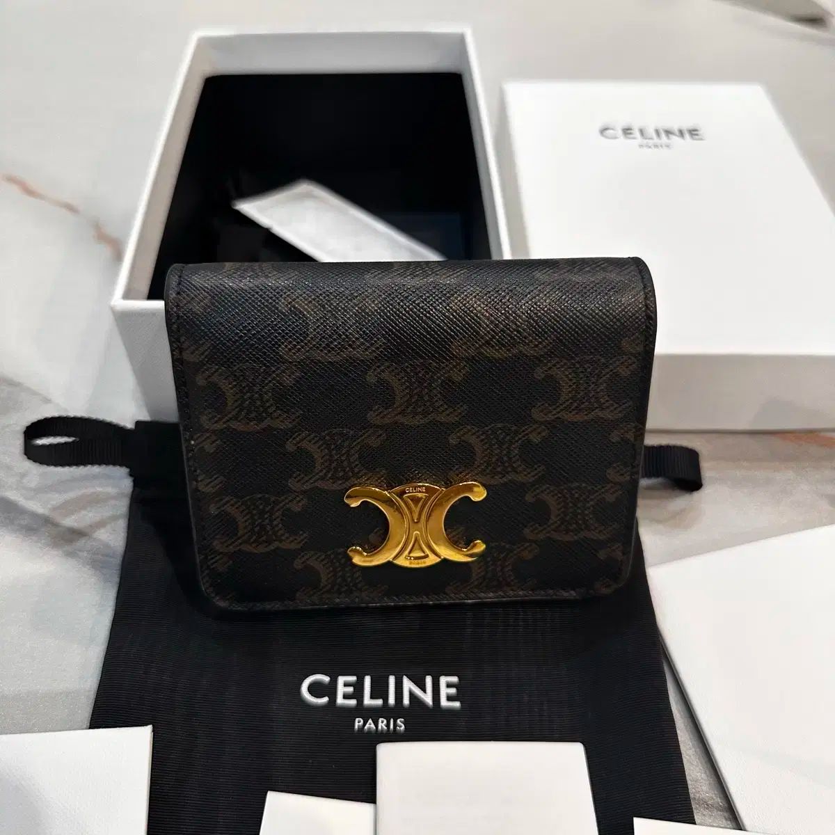 セリーヌトリオンフ　二つ折り財布 CELINE セリーヌ トリオンフ コンパクト 二つ折り財布 10K623DPV