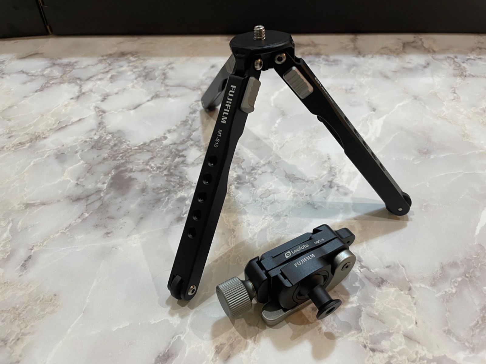 特別価格Leofoto MT-03 + LH-25 Spider Mini Table Tripod and