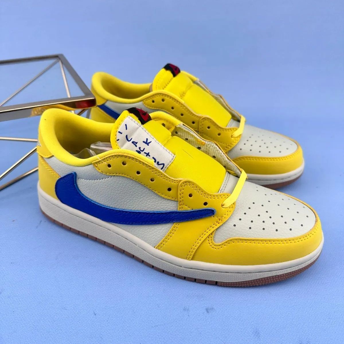 Travis Scott x Jordan Air Jordan 1 Low OG 'Canary Yellow' コラボレーションモデル 耐久性あり ローカット 流行のレトロ感 バスケットボールシューズ 金糸雀の黄色と青 倒しスウッシュ 7.0