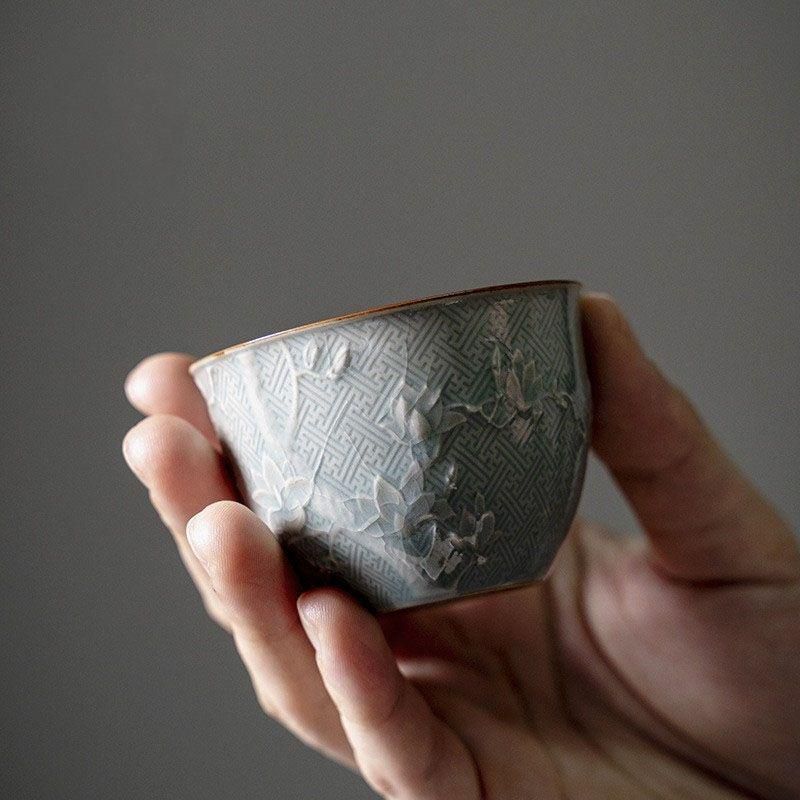 新品 中国美術 2客セット 湯呑み 茶器 青磁 煎茶道具 八角紋 送料込み 未使用品 中国美術 湯呑み 茶器2つ 煎茶道具 青磁玉蘭彫刻主人杯