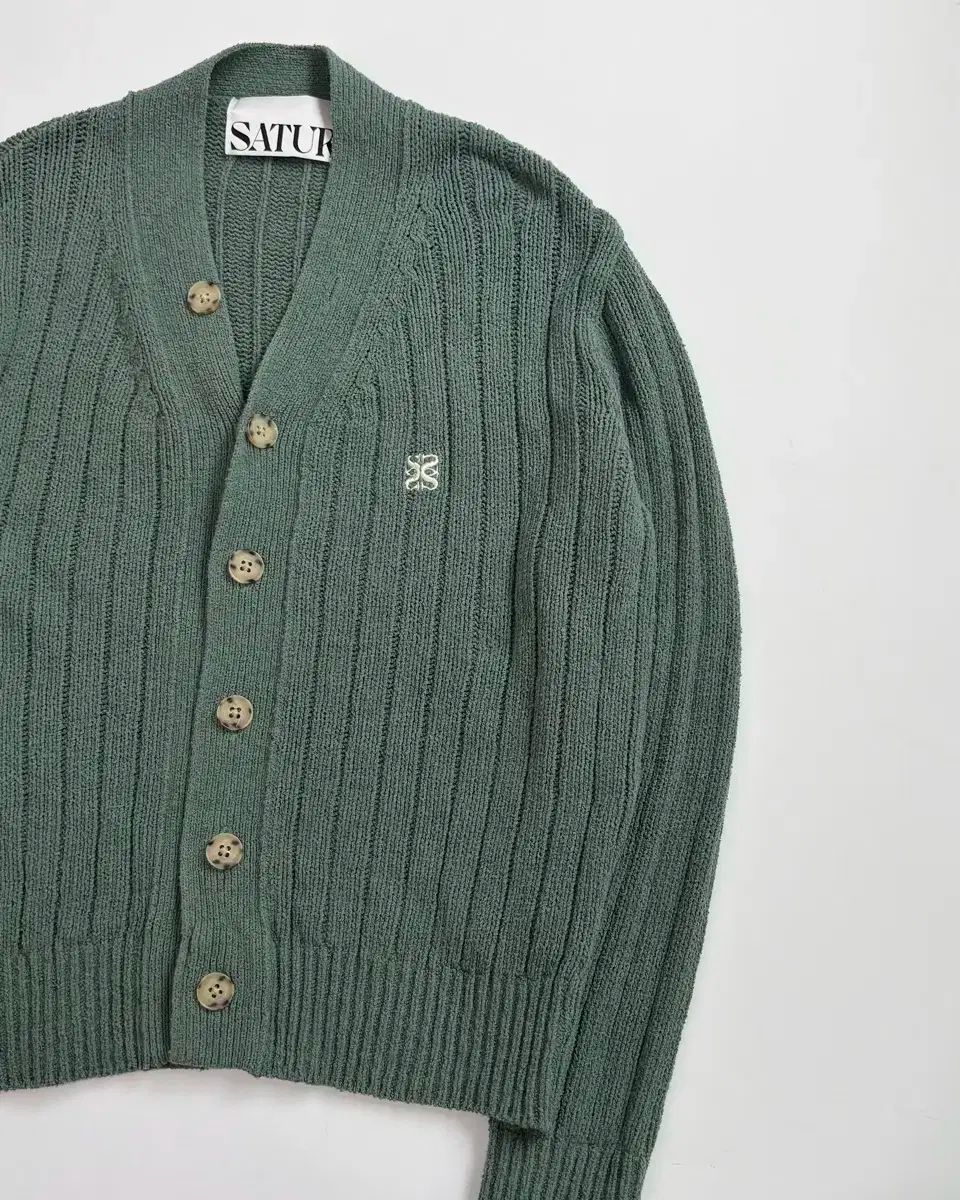 Satur 新ター グリーン スリット Vネック カーディガン