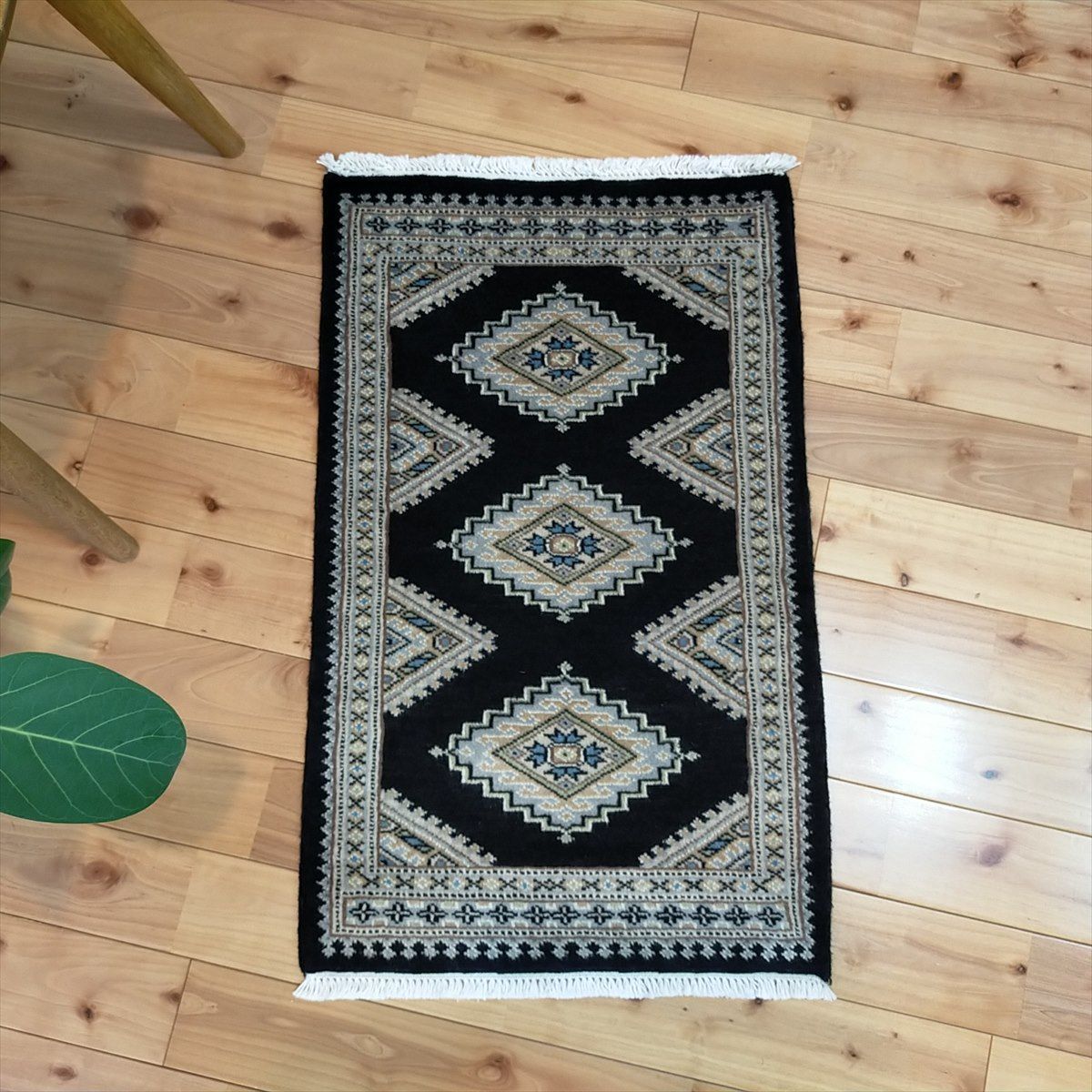 美品 パキスタン絨毯 パキスタンラグ 133×89 トライバルラグ