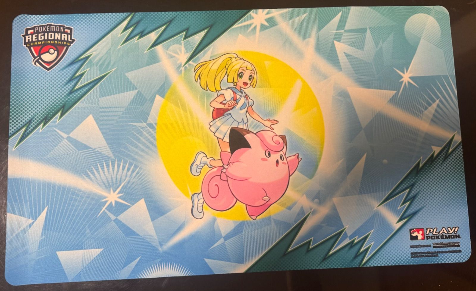 海外Regional 限定 プレイマット リーリエ ピッピ プレイマット『海外/リーリエ＆ピッピ(REGIONALロゴ