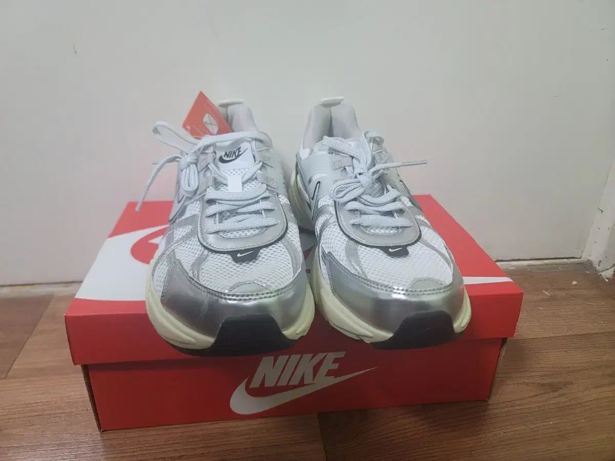 NIKE(ナイキ) v2k ラン 275 サイズ 新品
