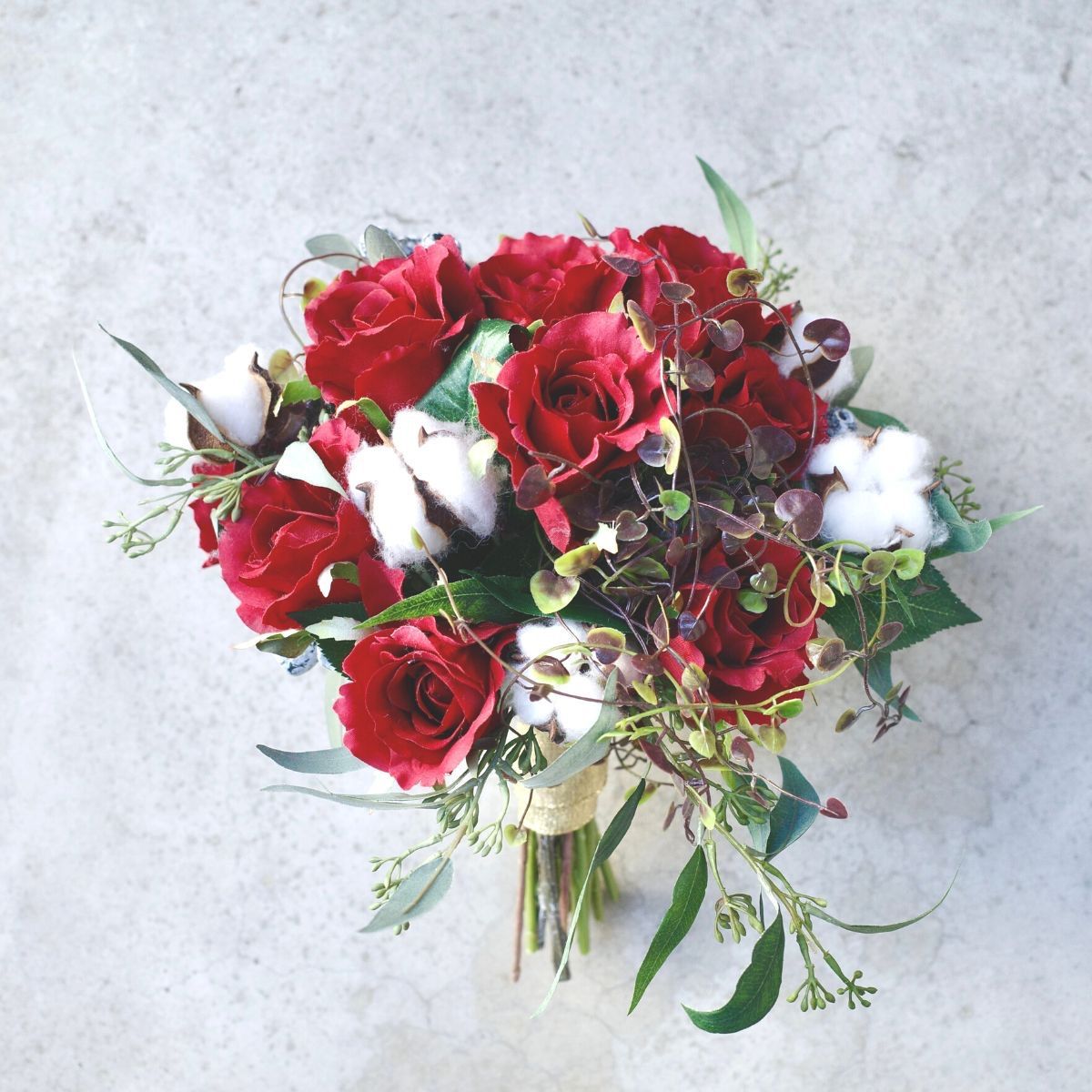 赤バラとコットンの造花ブーケ ブートニア付き - floral HS - メルカリ
