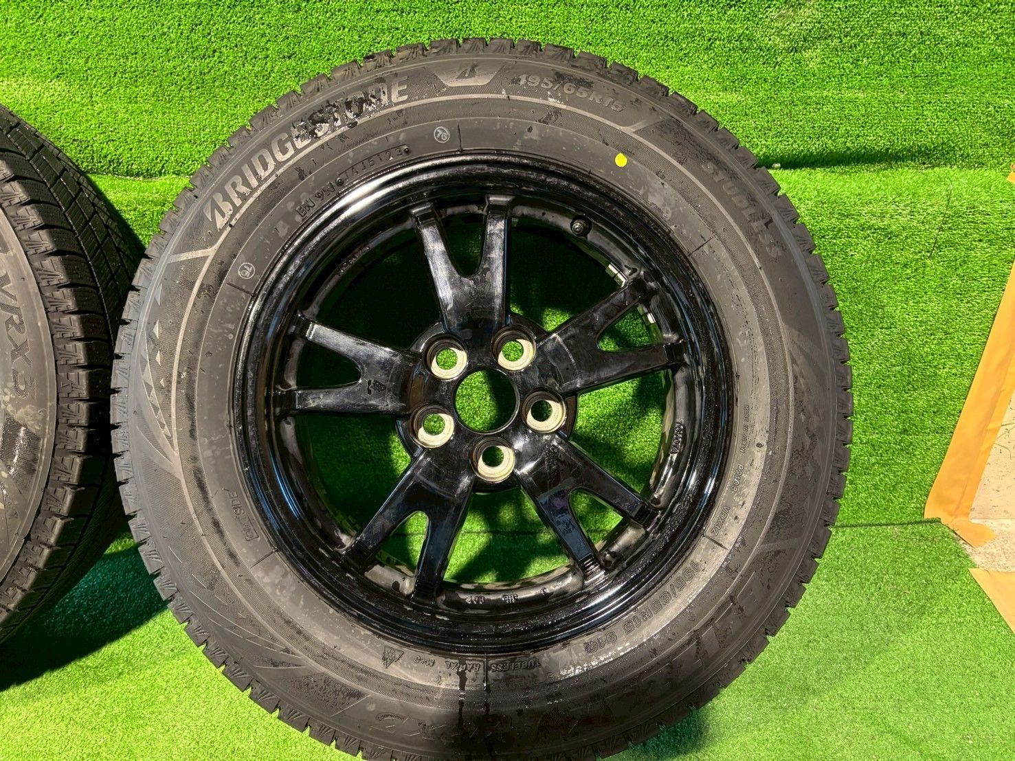 プリウス ZVW30後期 スタッドレスタイヤ純正ホイールセット ホイールキャップ付き 195 65R15 み