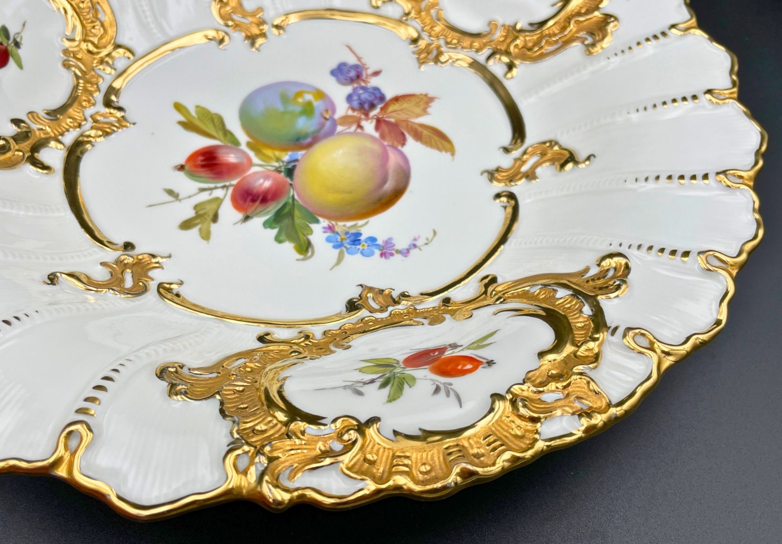 小野珀子　高さ約32cm　美術館級　釉裏金彩花壷 (葡萄図絵柄大花瓶)　桐共箱 小野珀子 高さ約32cm 美術館級 釉裏金彩花壷 (葡萄図絵柄