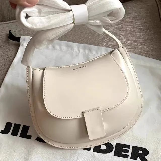 美品 ジルサンダー JIL SANDER ハーフムーン レザー ショルダー バッグ クロスボディ ロゴ ホワイト レディース - メルカリ