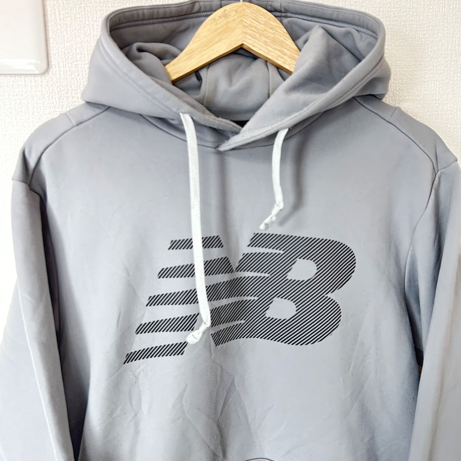 大きいサイズ◎(^w^)b NEW BALANCE ニューバランス スウェット プルオーバー パーカー 裏起毛 ストレッチ フロントプリント ビッグロゴ スポーツMIX ラフ リラックス デイリー ライトグレー メンズ サイズXL