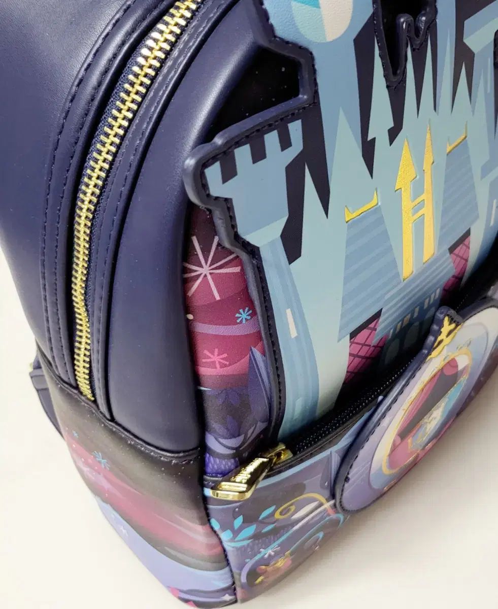 Disney Disney(ディズニー) シンデレラ 城 リュック リュックサック  シンデレラ城やミッキーがカラフルなデザインに！新グッズは４／21発売【東京ディズニーリゾート（R）】 ｜じゃらんニュース