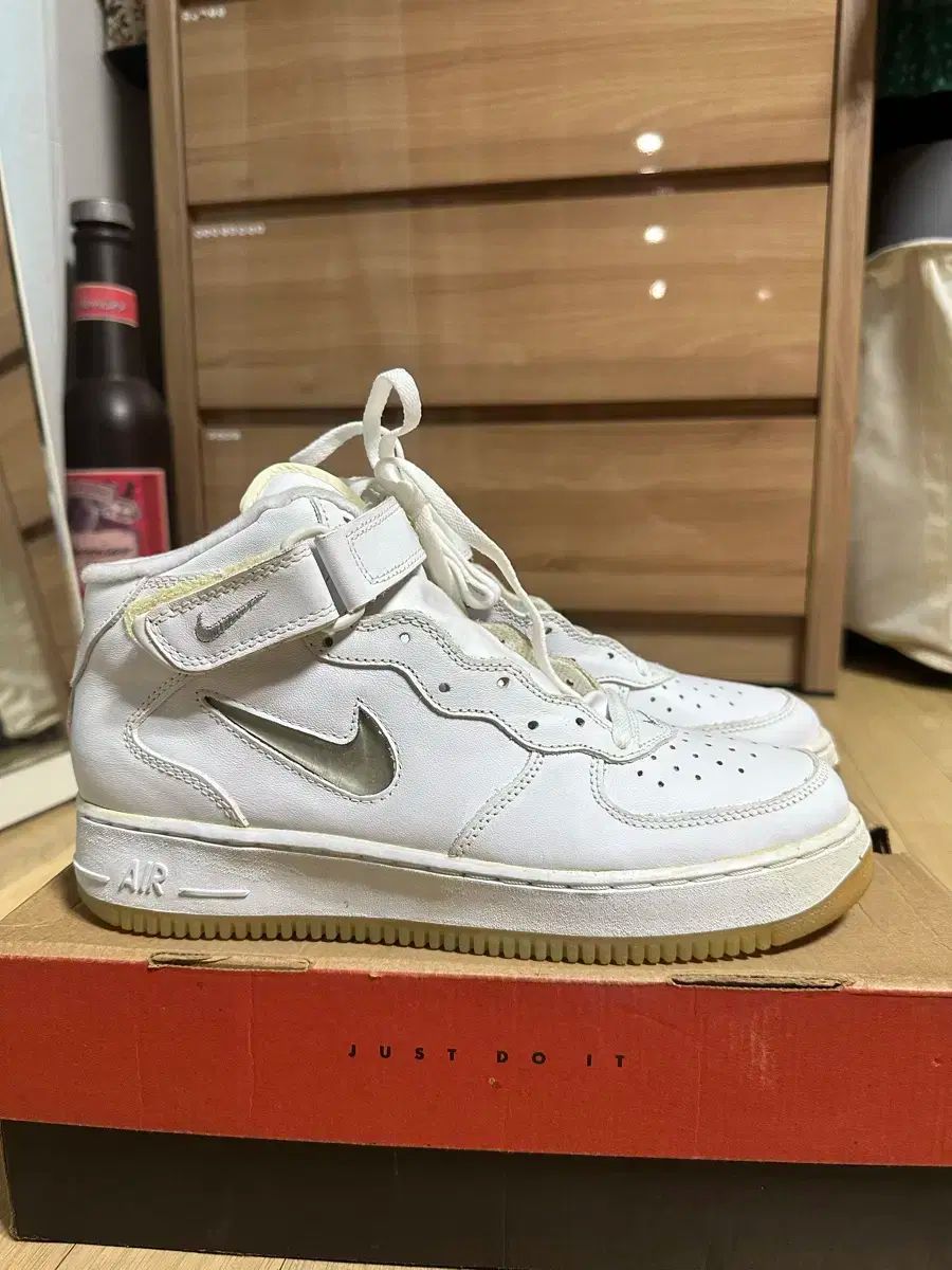 NIKE(ナイキ) エア フォース 1 ミッド CL SC オールホワイト ポロック クリアウィンドウ 足 ロッカー 限定