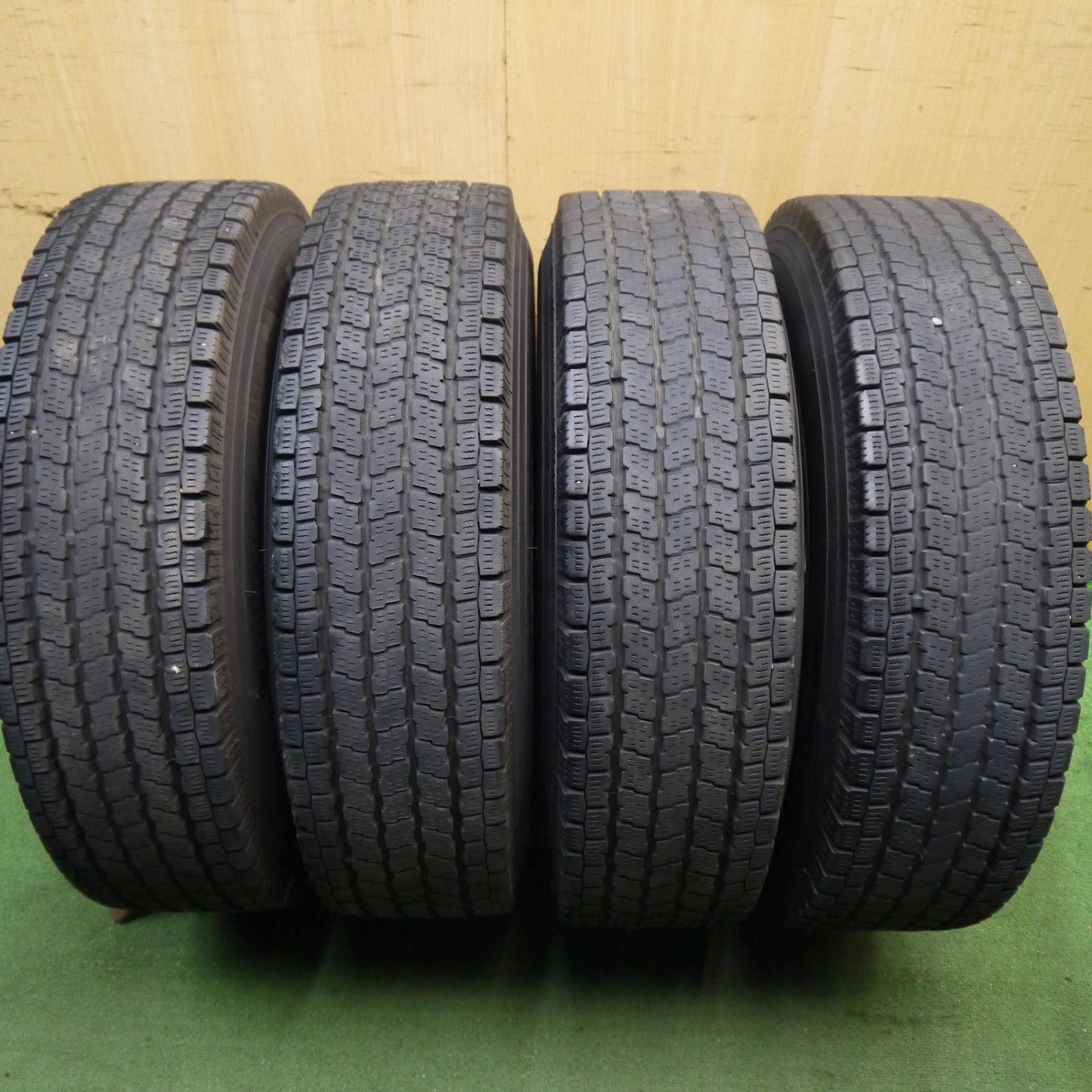 スタッドレス　かーりー 4本価格！22年☆ハイエース 等 スタッドレス 195/80R15 107/105L