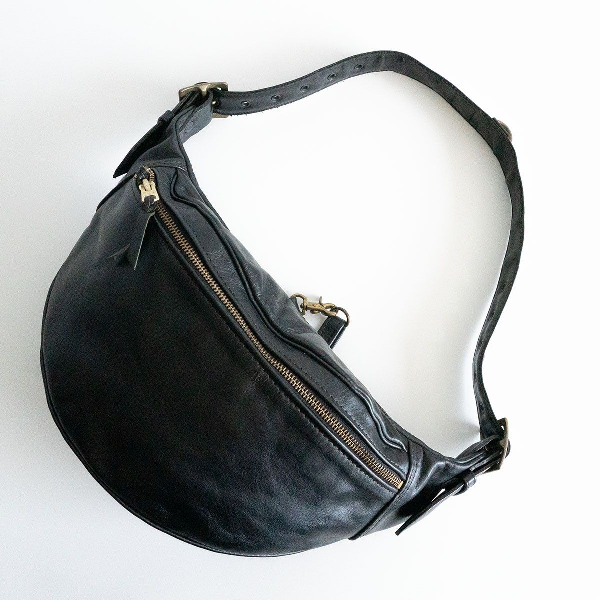 カドヤ　HEAD FACTORY ブラックレザー ボディバッグ 美品】KADOYA HEAD FACTORY【レザー ウエストバッグ】ブラック