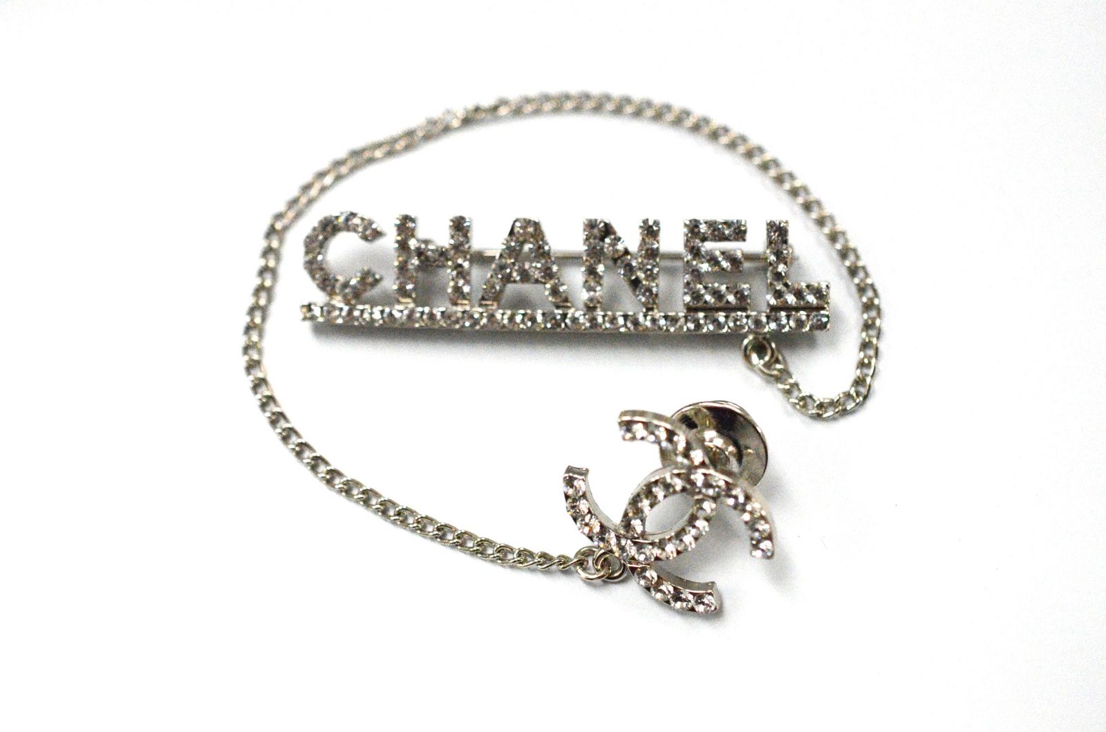 シャネル（CHANEL）　ラインストーン　ココマーク×ロゴ　チェーン　ブローチ 02P 　【中古】　JA-18814