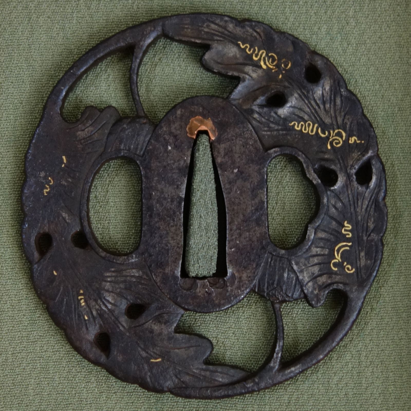 円形鍔 梅・桜透かし 放射状やすり 武具 ツバ かわいい鍔 つば