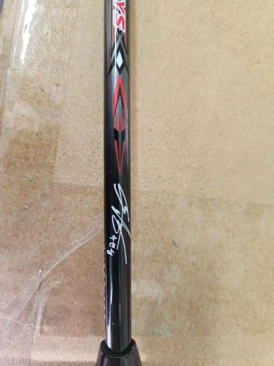 お見逃し無く！ VICTOR ビクター 勇敢な 剣 yys バドミントン ラケット