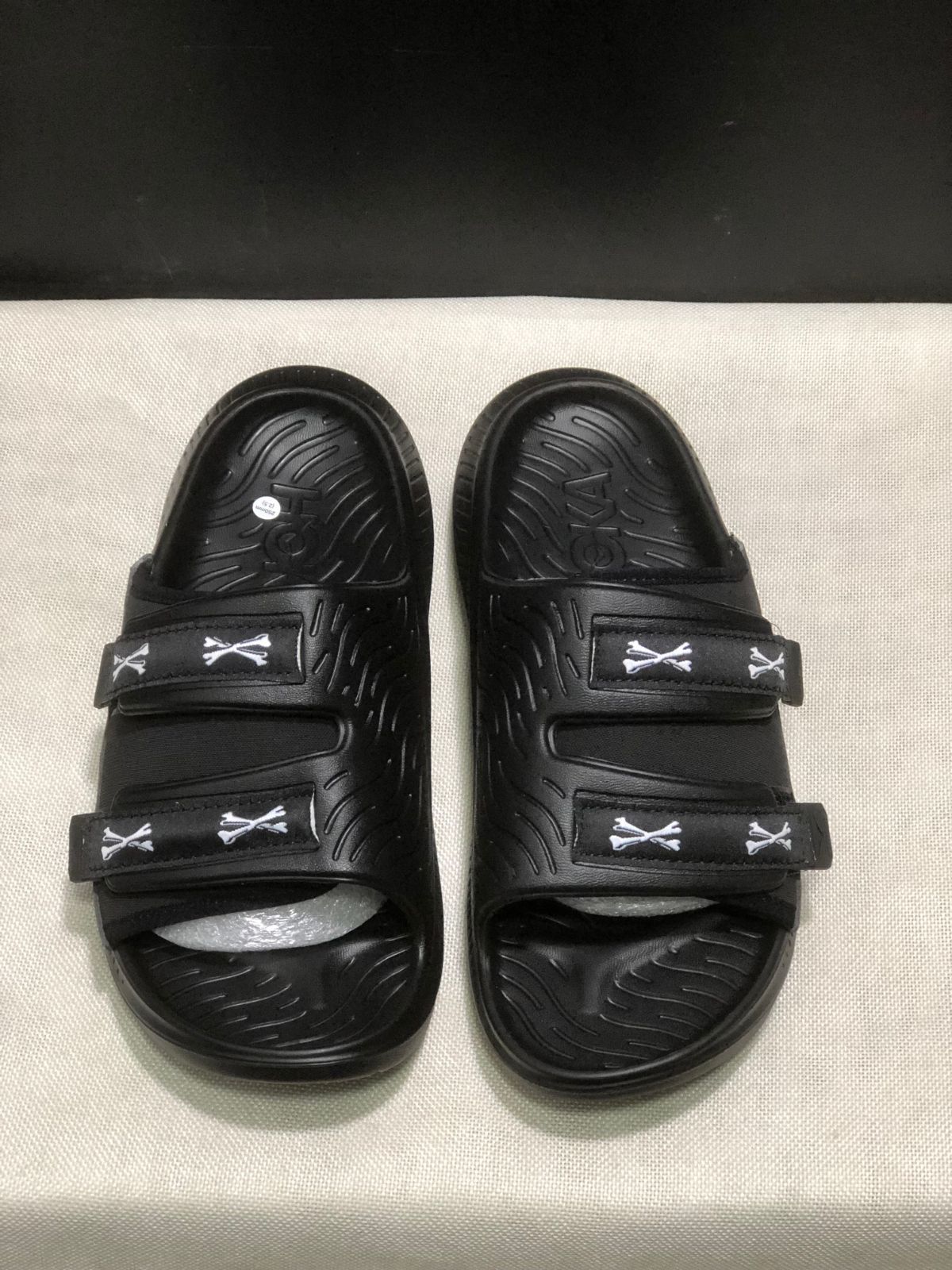 ホカオネオネ ダブルタップス