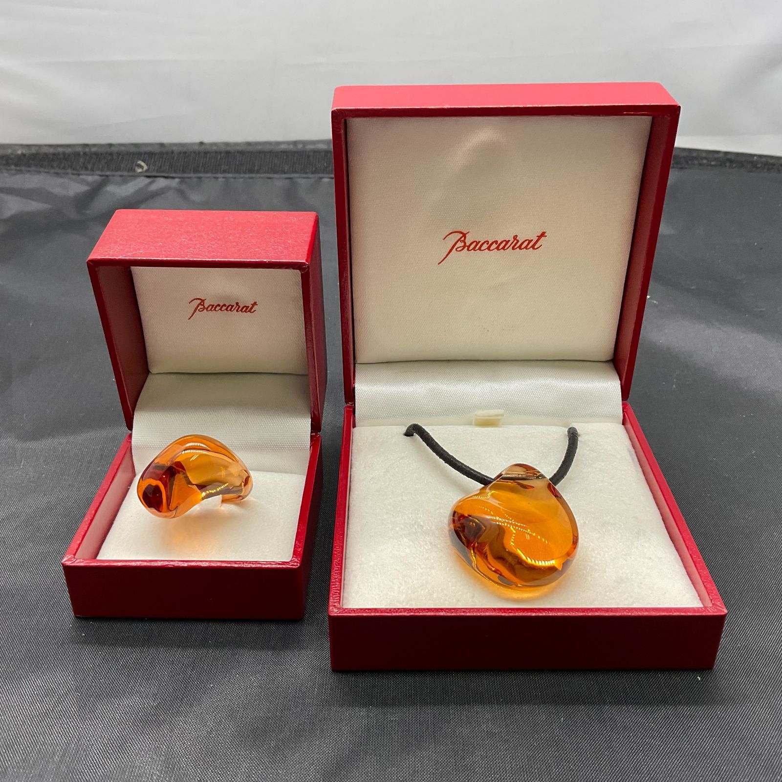 大幅値下げしました！Baccarat バカラ クリスタル リング 赤 指輪 バカラ クリスタル リング バカラ クリスタル スクエアリング（レッド