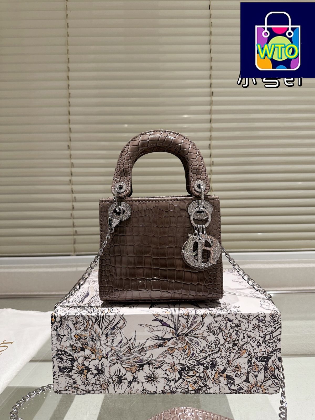 今日特価】Dior Lady Dior Bag with Folding Gift Box