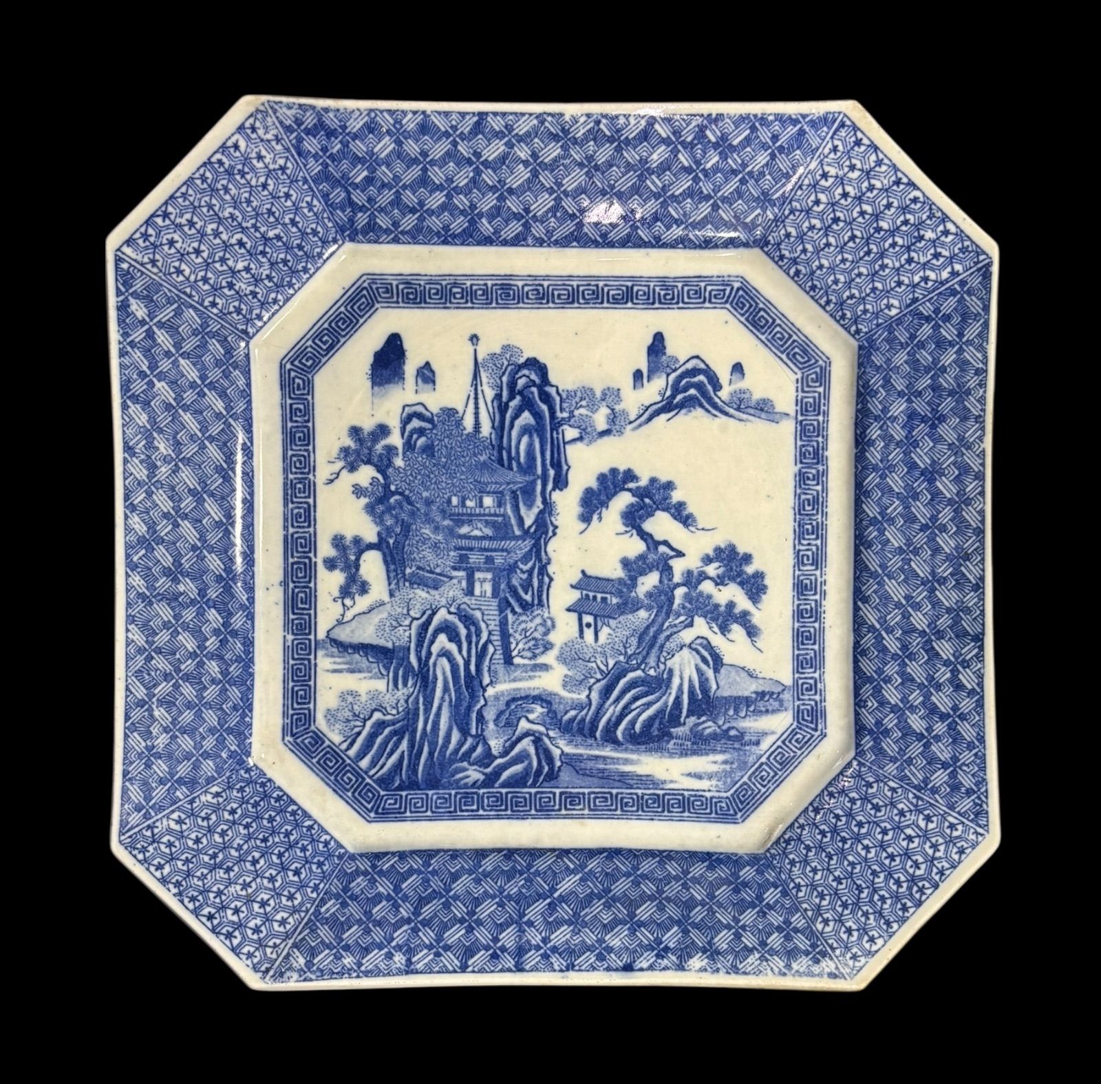 美品　古伊万里　陶器　年代物　盛り皿　角皿　八角絵皿　丁寧に描かれた絵柄が素敵な 美品 古伊万里 陶器 年代物 盛り皿 角皿 八角絵皿 丁寧に描かれ