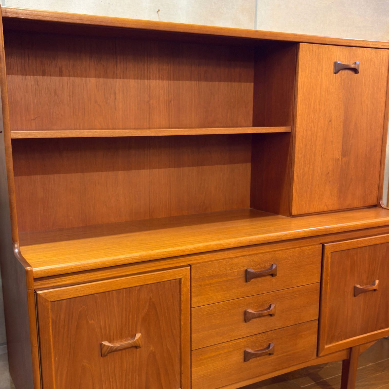 シェルフ付きサイドボード