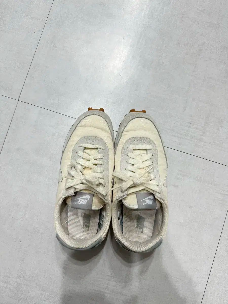 NIKE