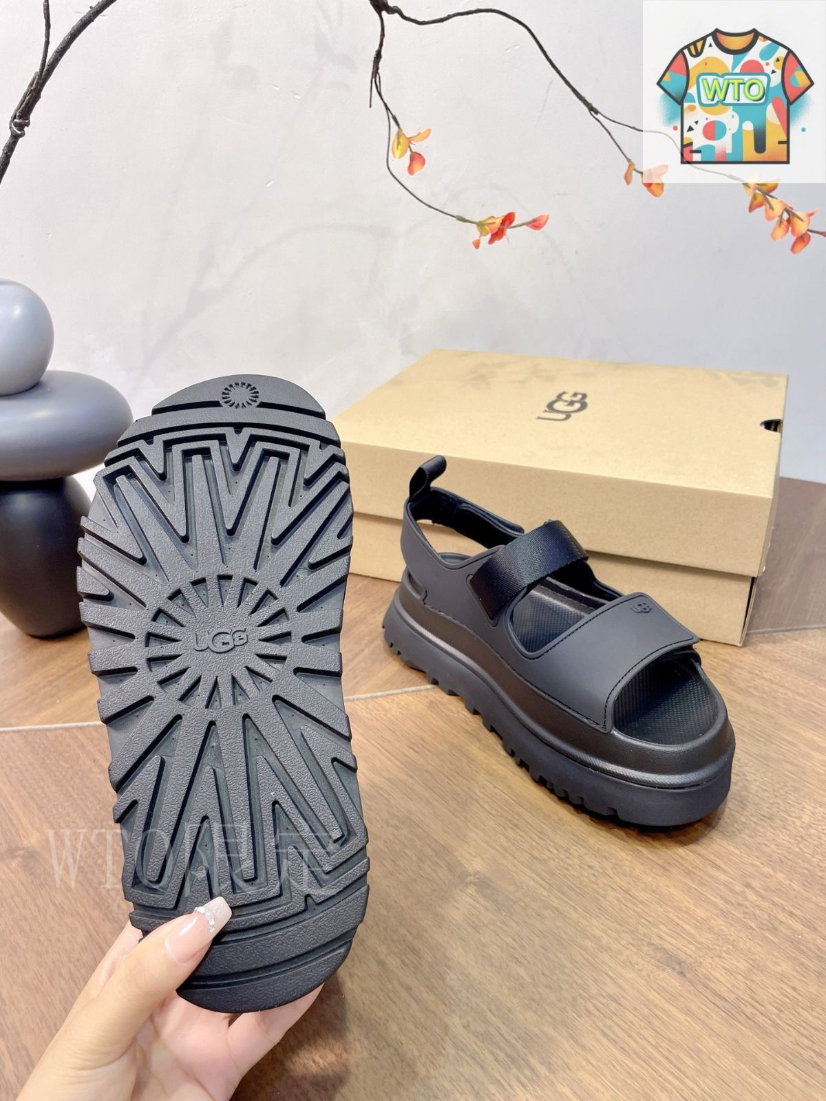 UGG マジックテープ 黒 サンダル 39サイズ 25cm 厚底 元箱付き アグ UGG セール仕入れ☆UGG MAXI GRAPHIC SLIDE 厚底ファー