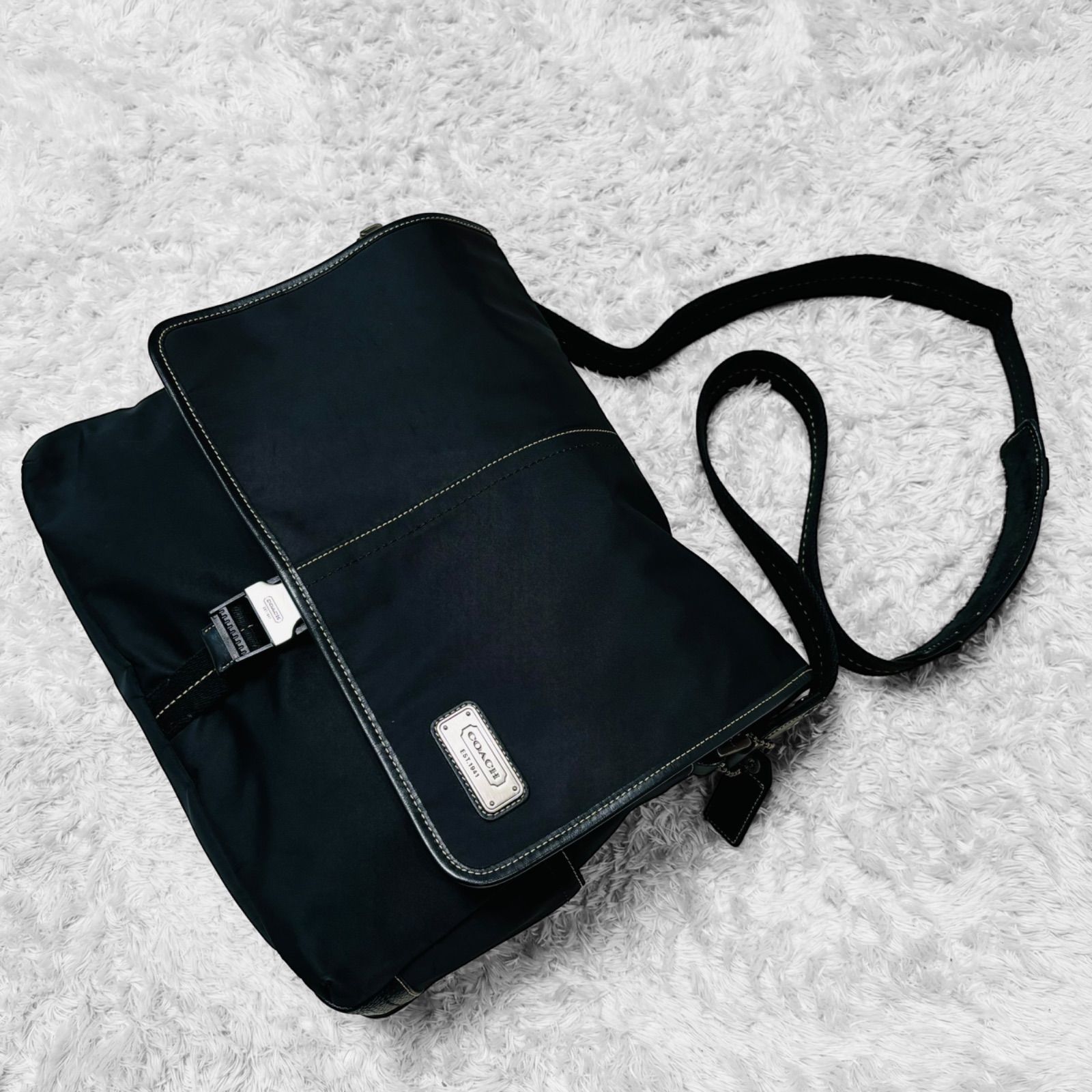 【美品】COACH ショルダーバッグ　メッセンジャー　A4可能　ナイロン　黒 COACH A4可 ナイロン ショルダーバッグ メッセンジャー ブラック