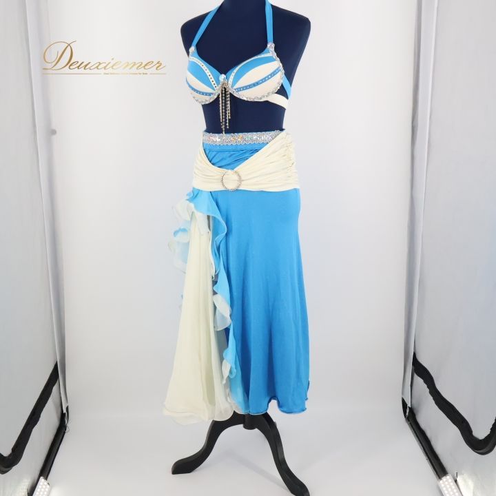 ベリーダンス オリエンタル 衣装 上下セット ブルー系 水色 ホワイト系 白 クリーム色 ラインストーン ラメ 装飾 レース 発表会 イベント コスチューム かわいい フリル スリット 付き ダンス衣装 発表会用