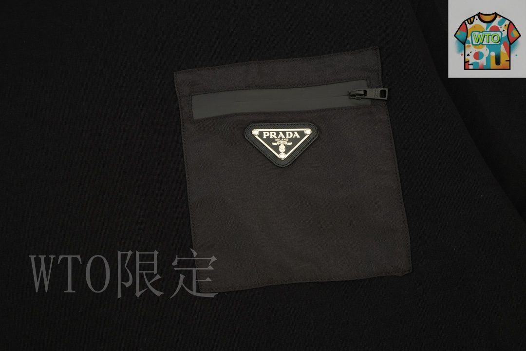 【PRADA】SNSで話題!lady's 三角ロゴ スリッパ black PRADAの黒バッグ】”三角”に魅せられたMY名品【VERYNaVY編集者の