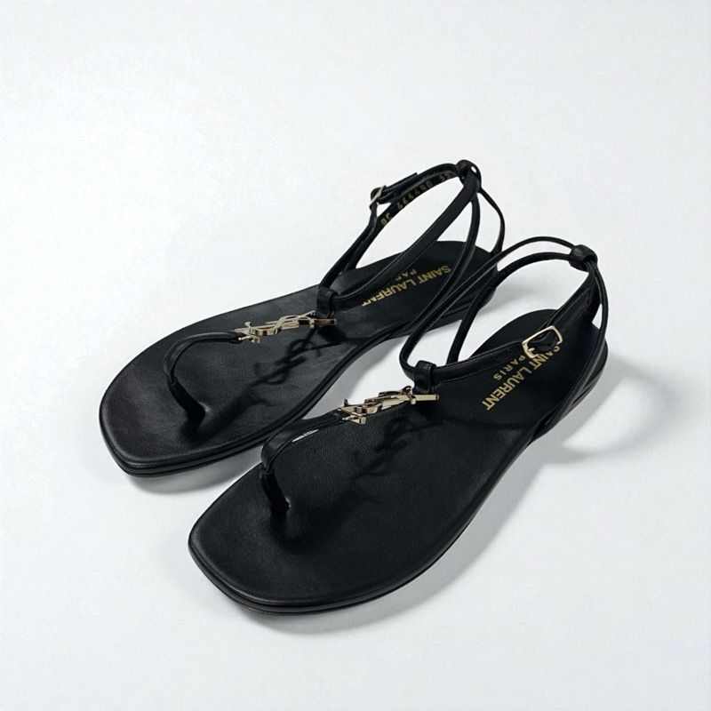 サンローラン SAINT LAURENT カサンドラ サンダル 靴 シューズ レザー ブラック 黒 ゴールド YSL金具 ストラップ トングサンダル