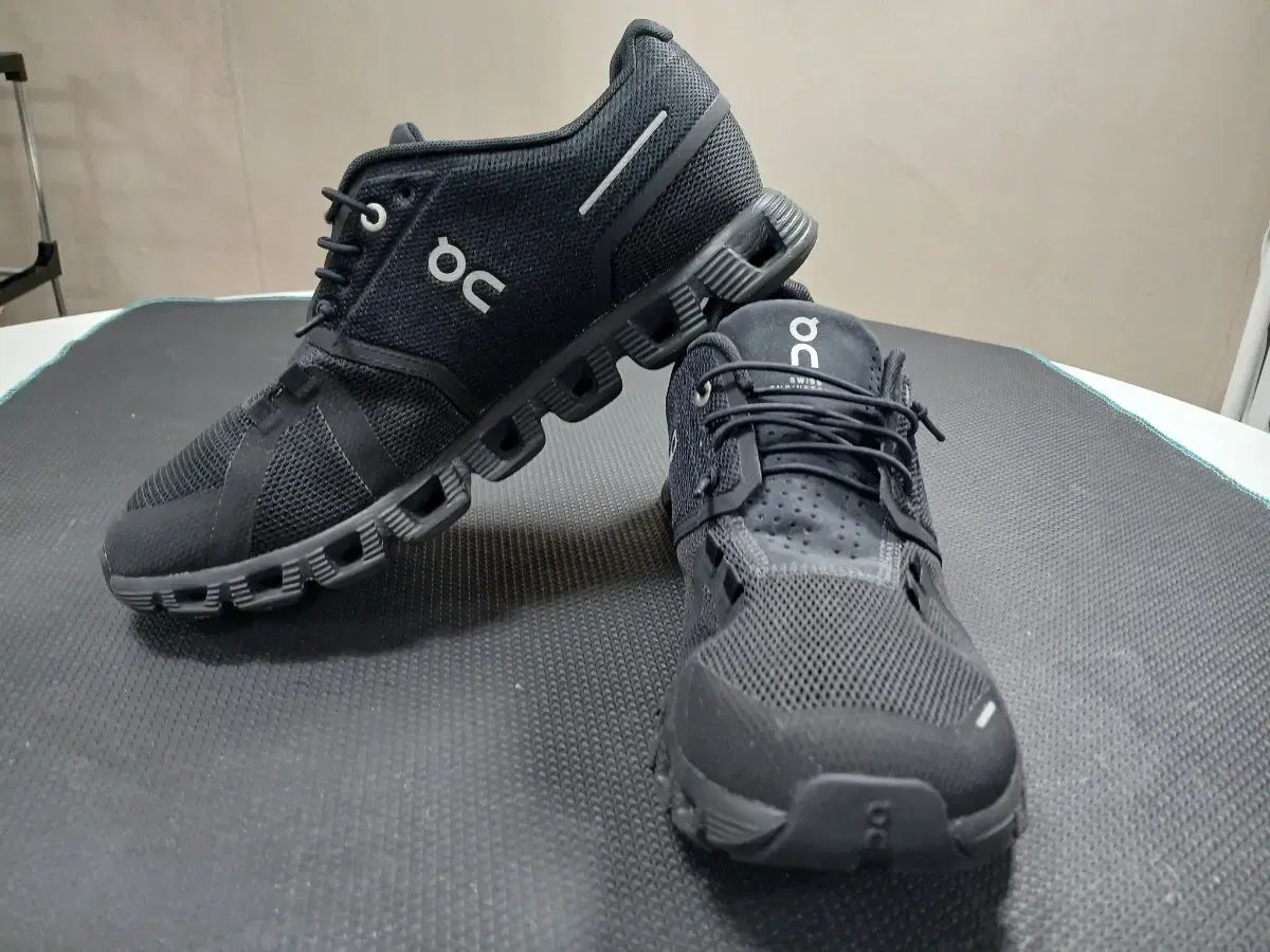On クラウド ブラック 超軽量 ランニングシューズ 270
