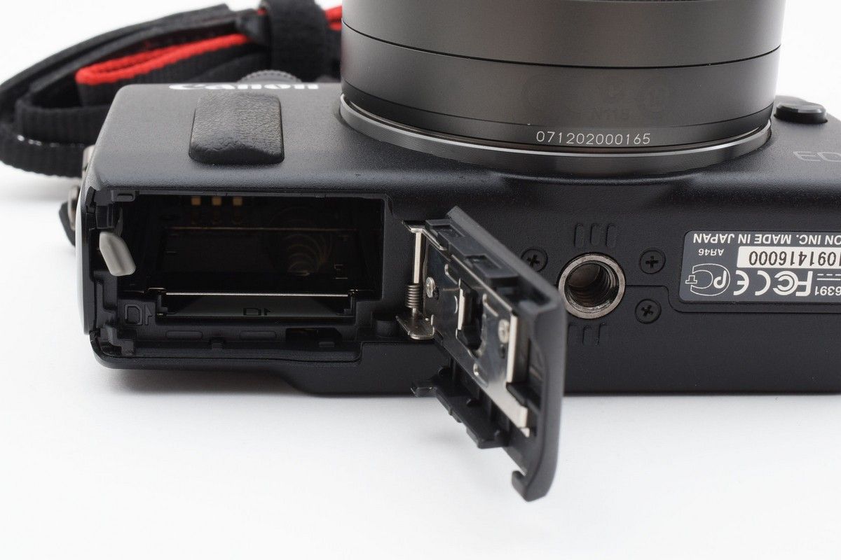 トレリス】【中古】(良い)Canon ミラーレス一眼カメラ EOS M2 ダブル