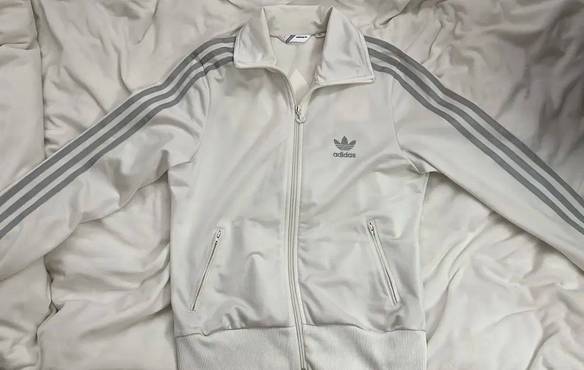 アディダス ファイヤーバード ホワイトシルバー トラックジャージ