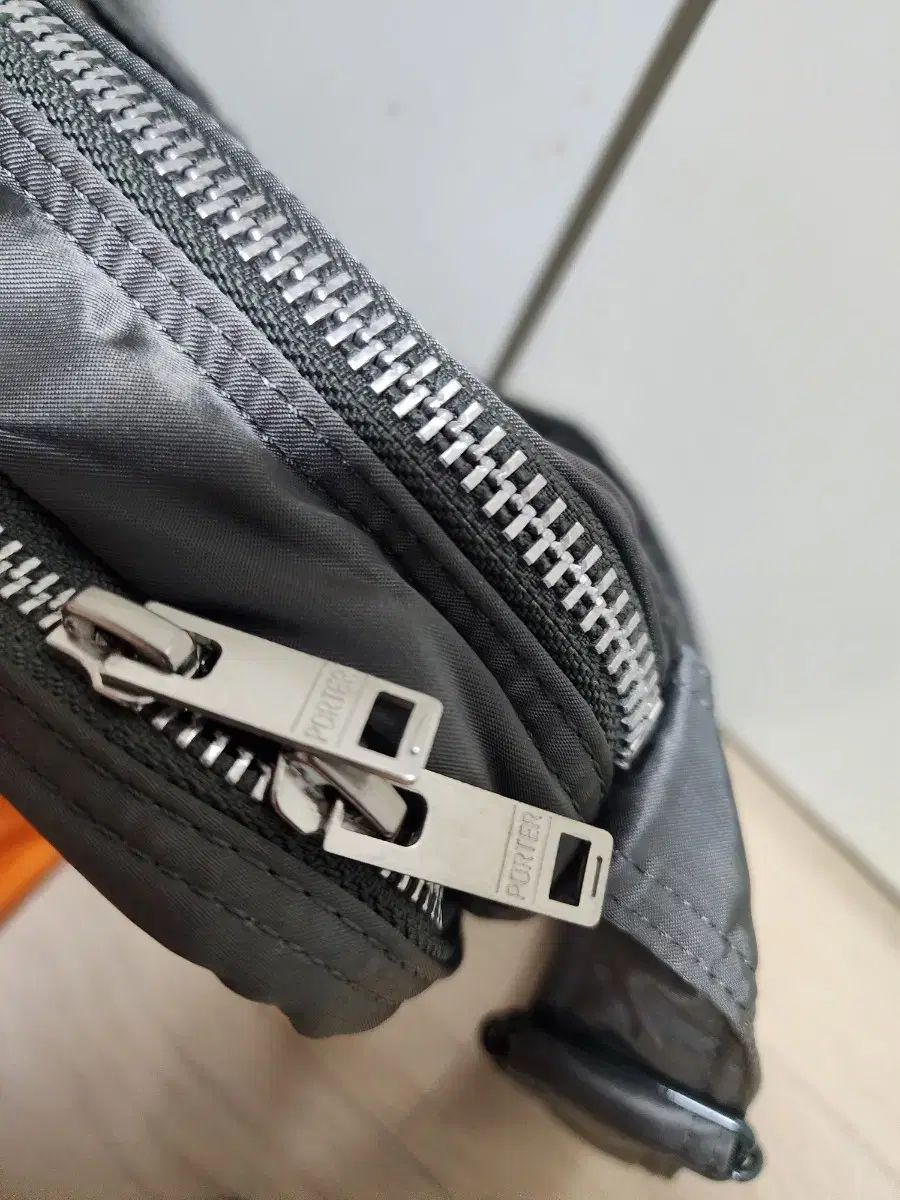 シルバーグレー