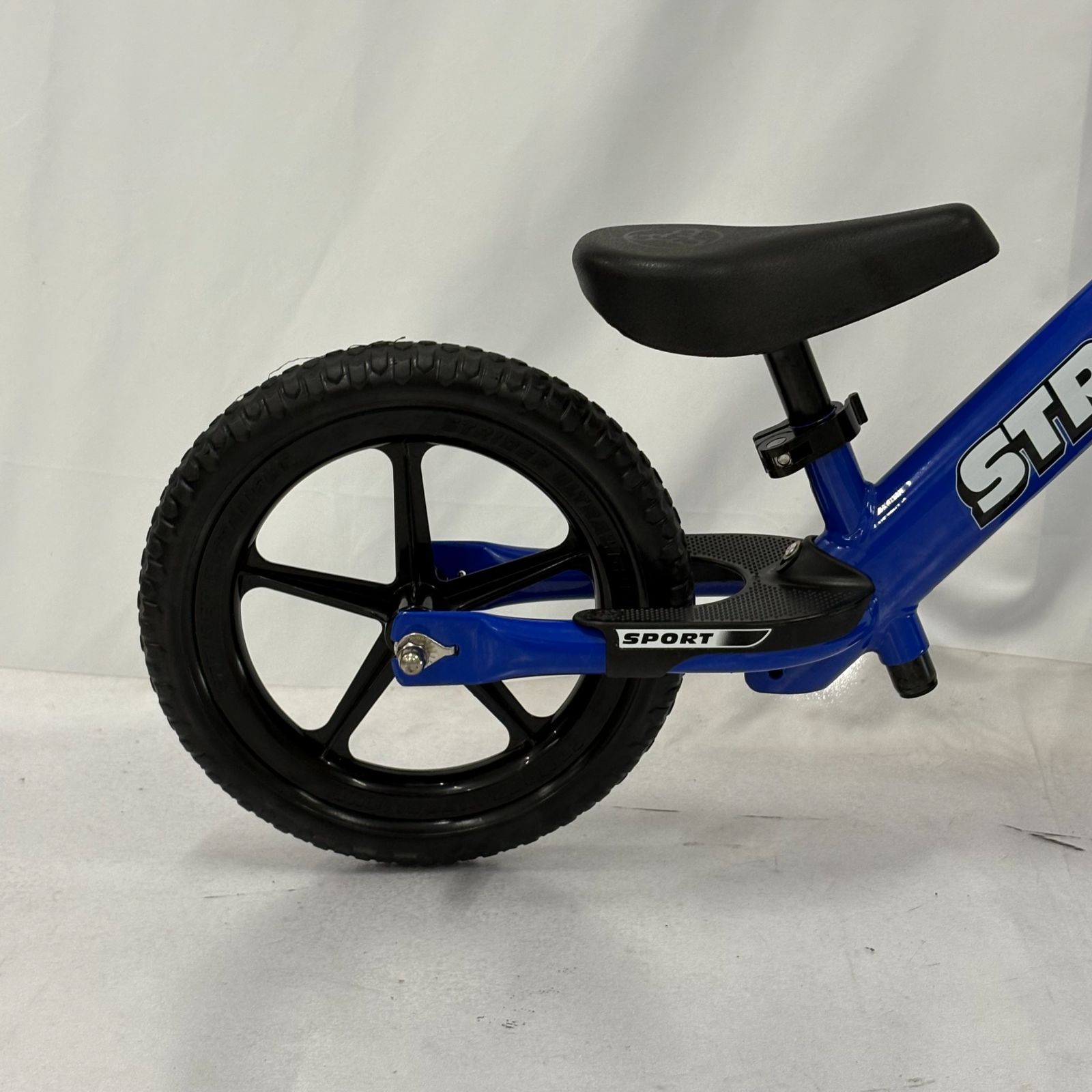 未使用級 美品 STRIDER ストライダー　12インチ ブルー 青 スポーツ 人気カラー STRIDER ストライダー スポーツモデル 青 ブルー 12