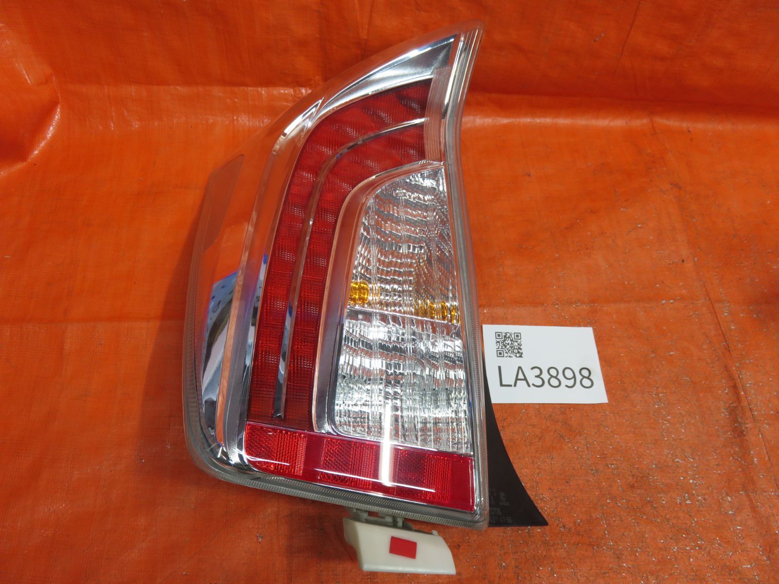 プリウス　左テールランプ 楽天市場】【中古】中古部品 プリウス NHW20 左ﾃｰﾙﾗﾝﾌﾟ 【3330980100