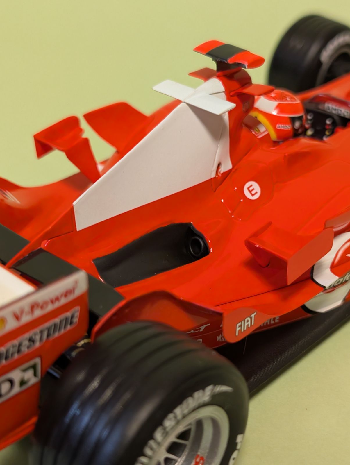 苦戦の1年…1/18 マテルフェラーリF2005 シューマッハ - メルカリ