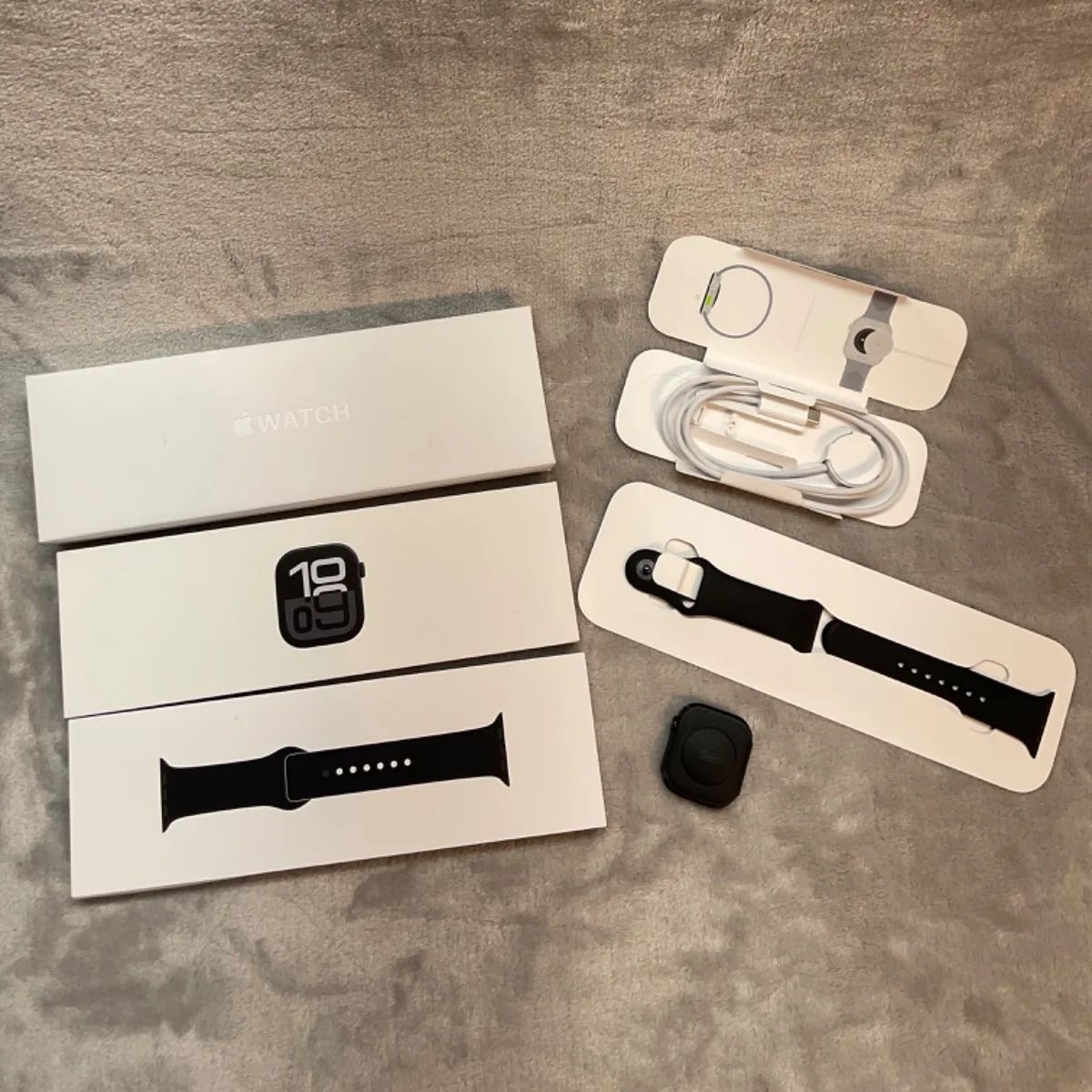Apple Watch Series 10（GPSモデル）- 42mm ジェットブラックアルミニウムケース u0026 ブラックスポーツバンド - S/M（