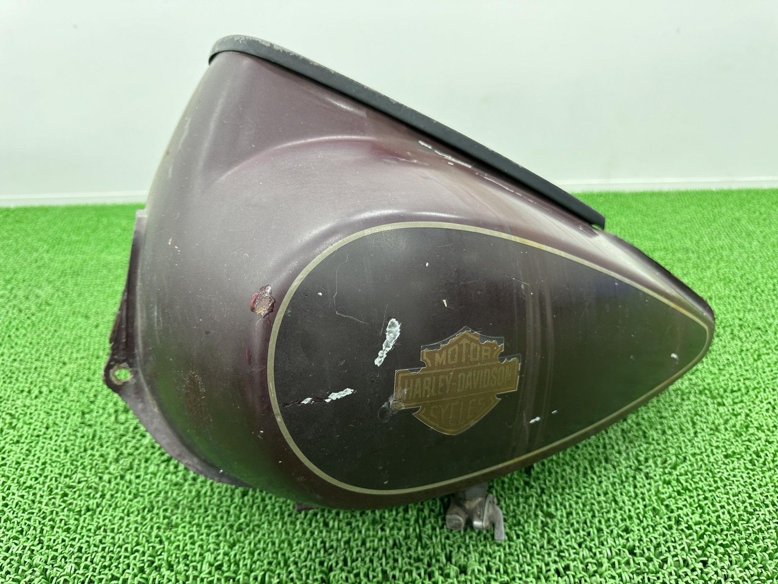 FLHT1340 タンク 小豆 ハーレー 純正 ショベル エレクトラグライド ノーマルガソリンタンク 燃料タンク 修復素材に 【中古】 34 FLHT1340 タンク 小豆 ハーレー 純正 バイク 部品 ショベル エレクトラ